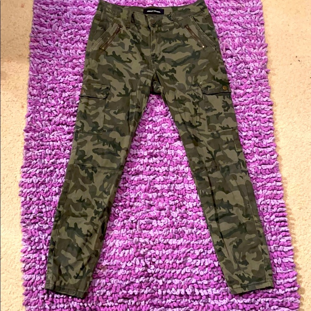 Cute camo pants!